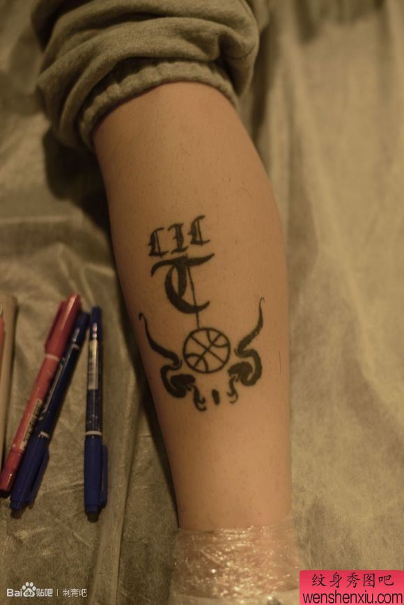 男性胳膊双龙戏珠独特的字母纹身图案