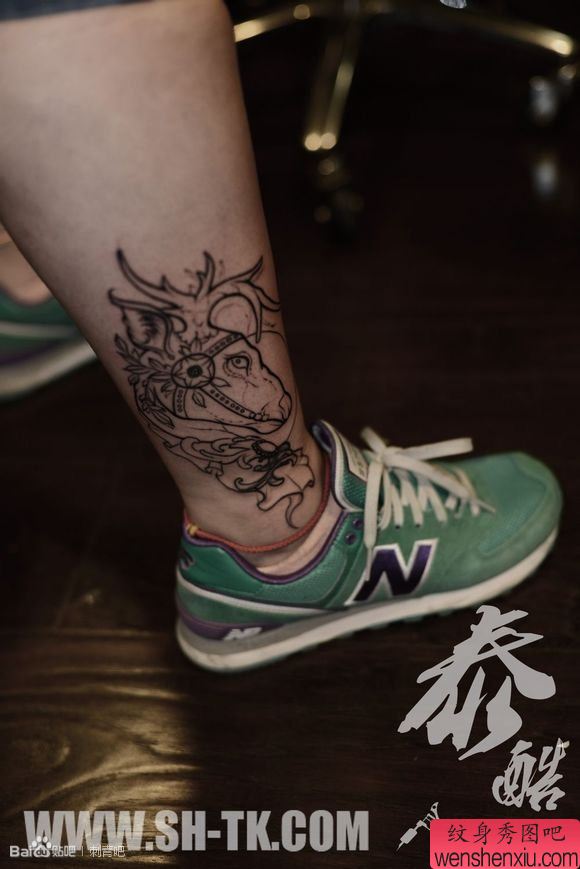 男性脚踝部独特的马头纹身图案
