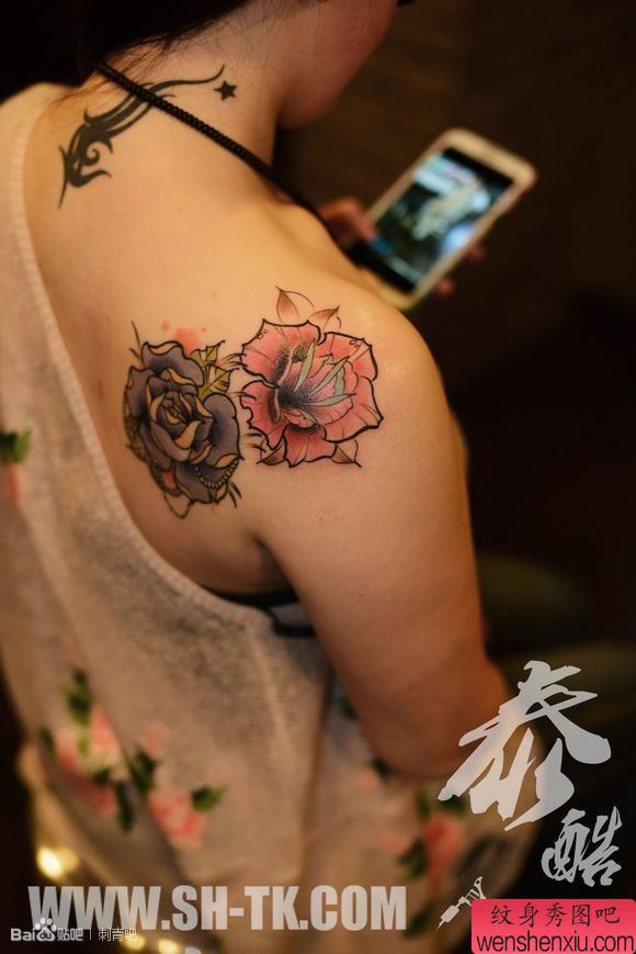 女人肩部好看姐妹玫瑰花纹身图案