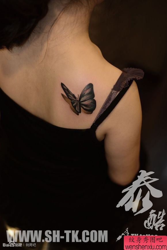女人背部立体蝴蝶纹身图案