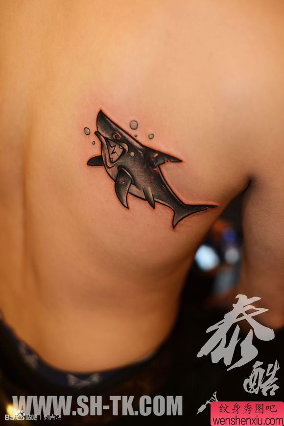 背部个性鲨鱼面具纹身图案