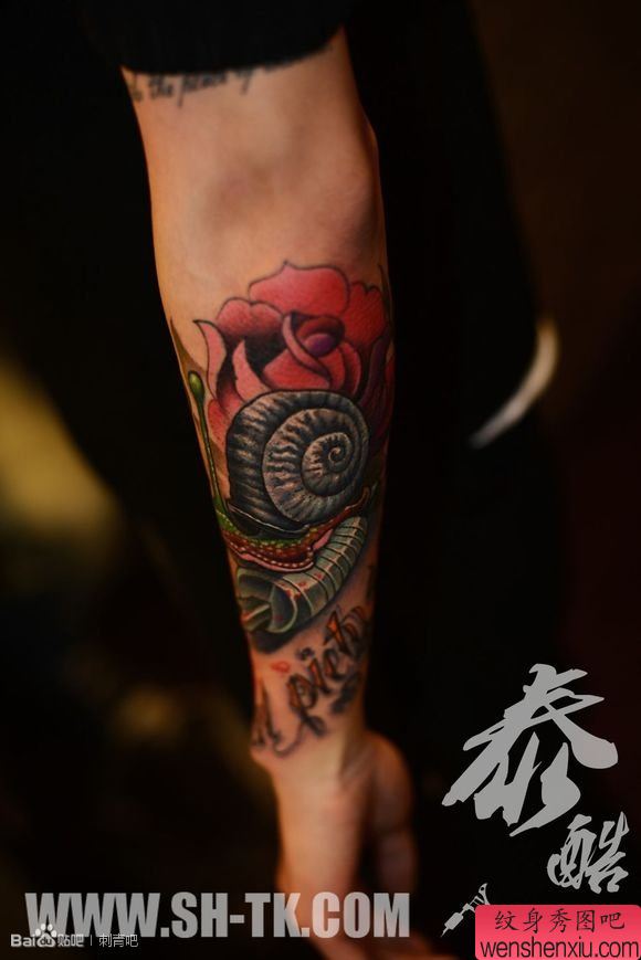 男性胳膊个性蜗牛玫瑰花纹身图案
