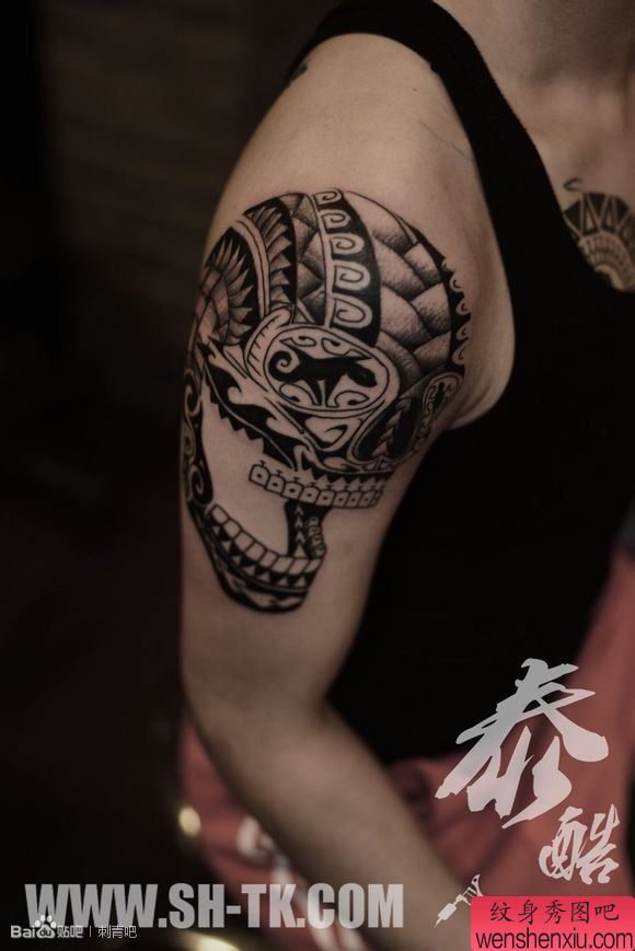 胳膊经典的欧美的图腾的骷髅头纹身图案