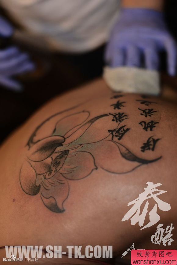 背部很个性的简易莲花纹身图案