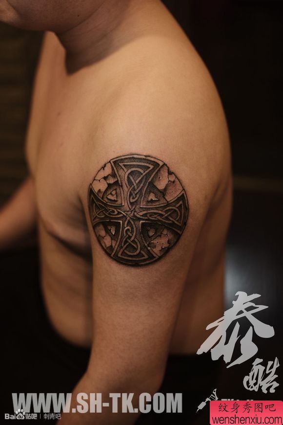 胳膊欧美裂缝园形十字架图腾纹身图案