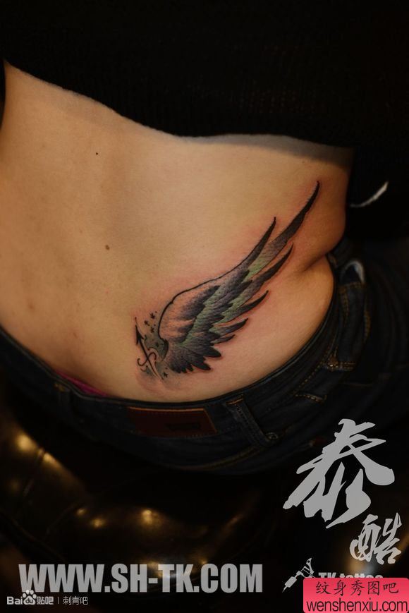 女人侧腰彩色翅膀纹身图案