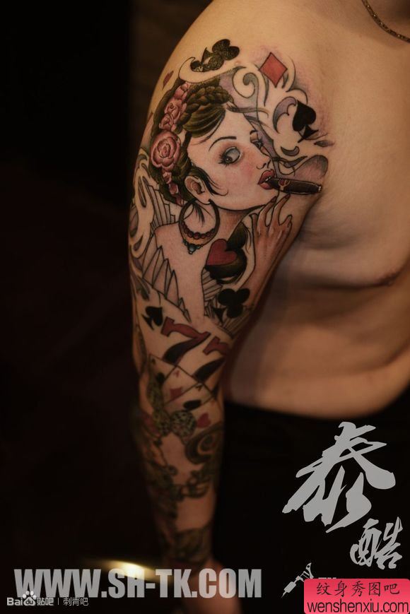  男性胳膊美女扑克花臂纹身图案