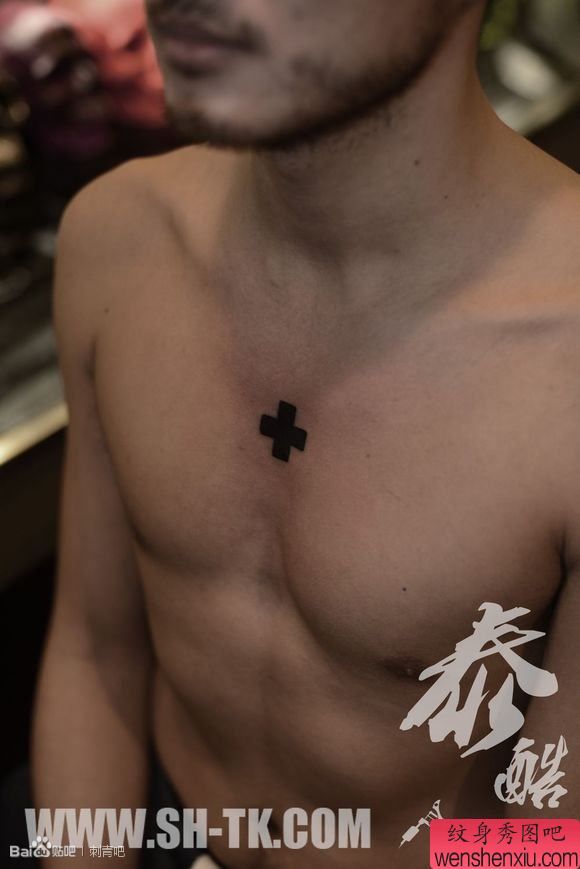 男性胸部一幅信仰十字架纹身图案