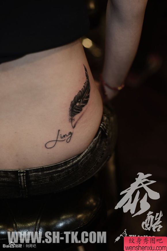 女人侧腰立体羽毛纹身图案