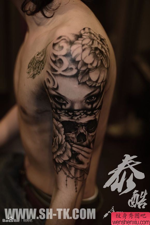 男性胳膊美女花与骷髅纹身图案