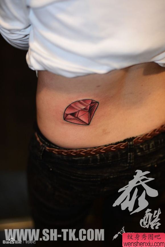 女人腰部红色钻石纹身图案