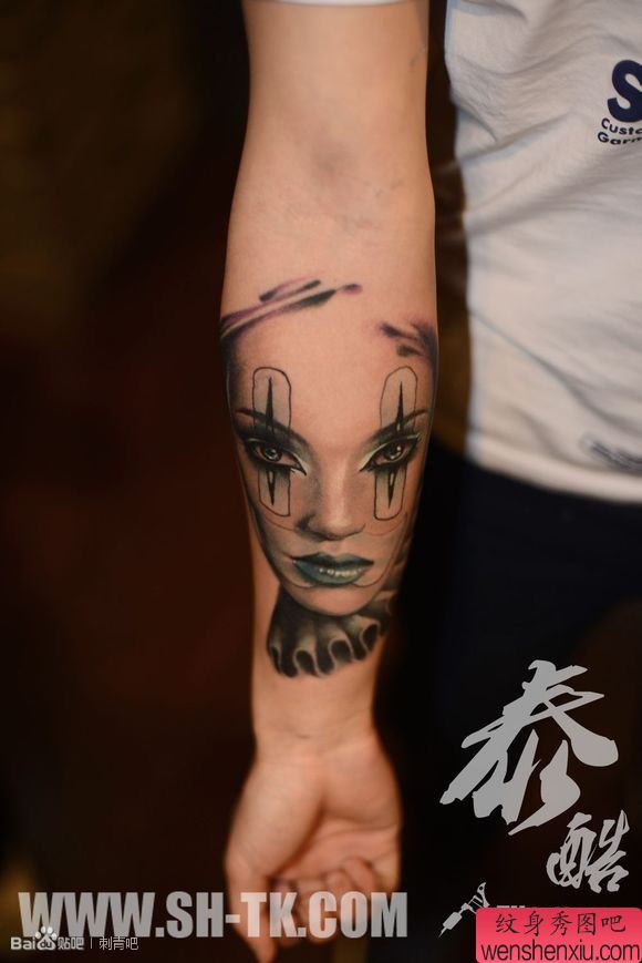 手部个性女肖像纹身图案