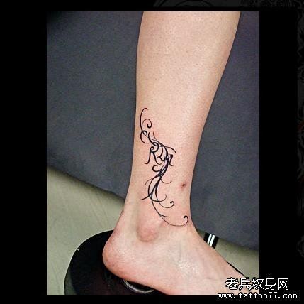 女人脚部飘逸花腾纹身图案
