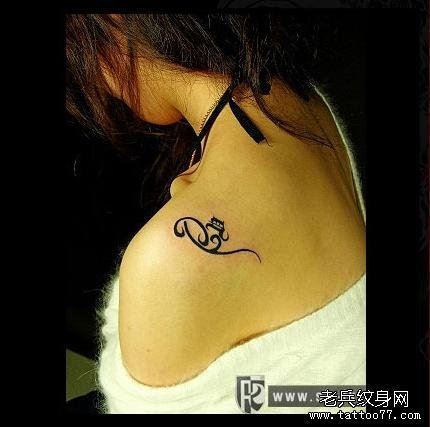 女人肩部优雅花腾纹身图案