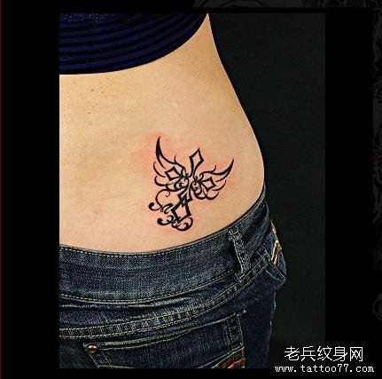 一幅腰部蝴蝶图腾纹身图案