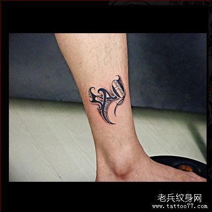 男性脚部独特图腾纹身图案