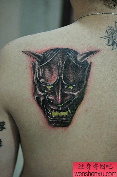 男性背部彩色般若纹身图案