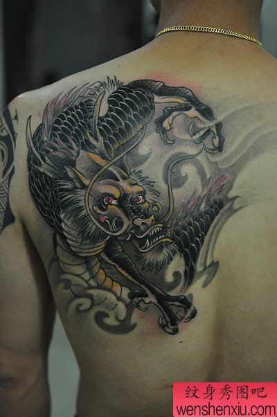 男性背部麒麟纹身图案
