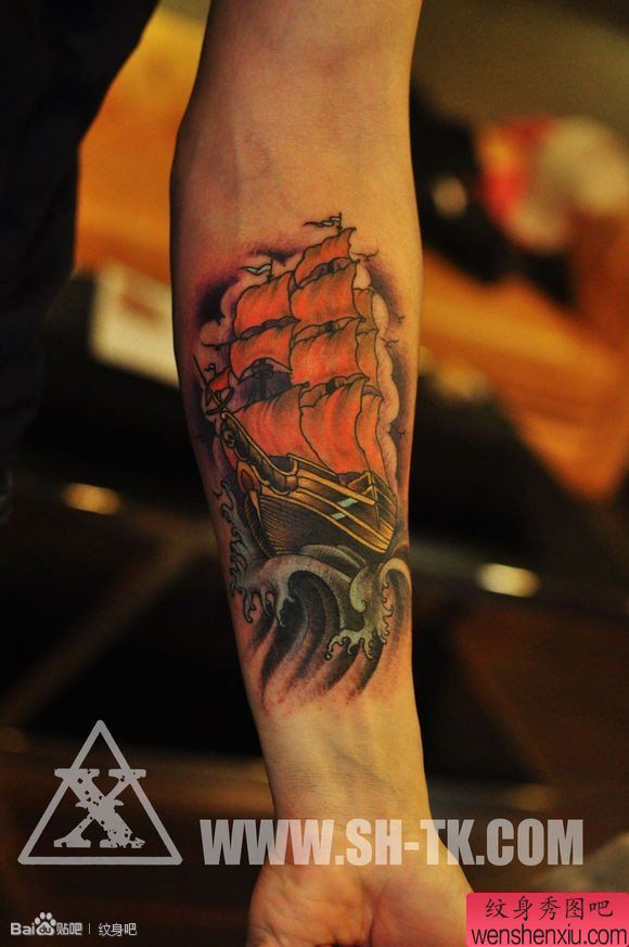 手部海上行驶帆船纹身图案