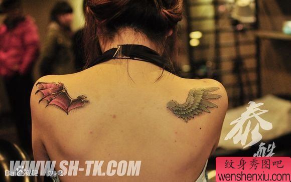 女人肩部红色恶魔翅膀黑色天使翅膀纹身图案