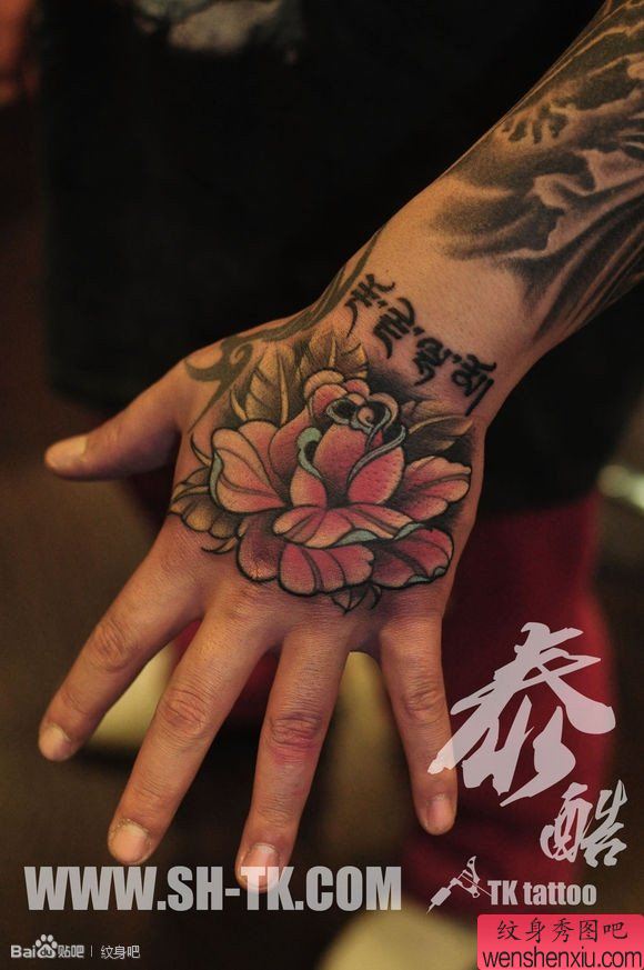 手部梵文玫瑰花纹身图案