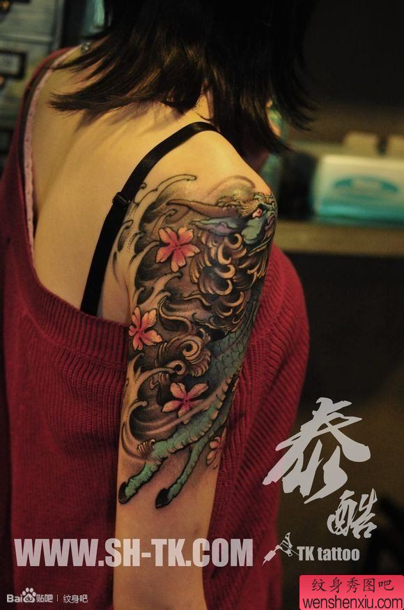 女人胳膊蓝色麒麟(2)纹身图案