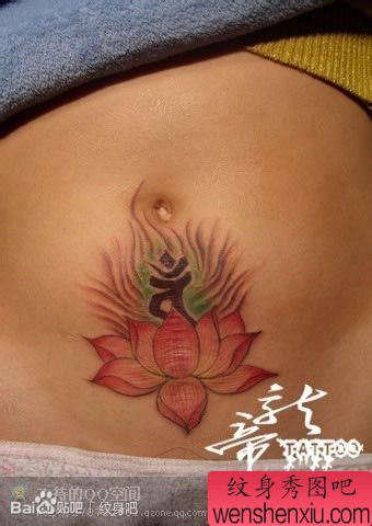女人腹部莲花梵文纹身图案