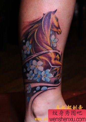 脚部个性可爱蓝花马纹身图案