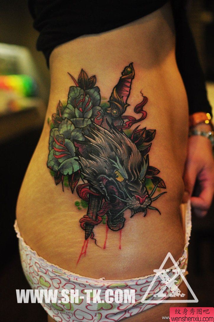 腰部个性狼头刀兰色玫瑰花纹身图案