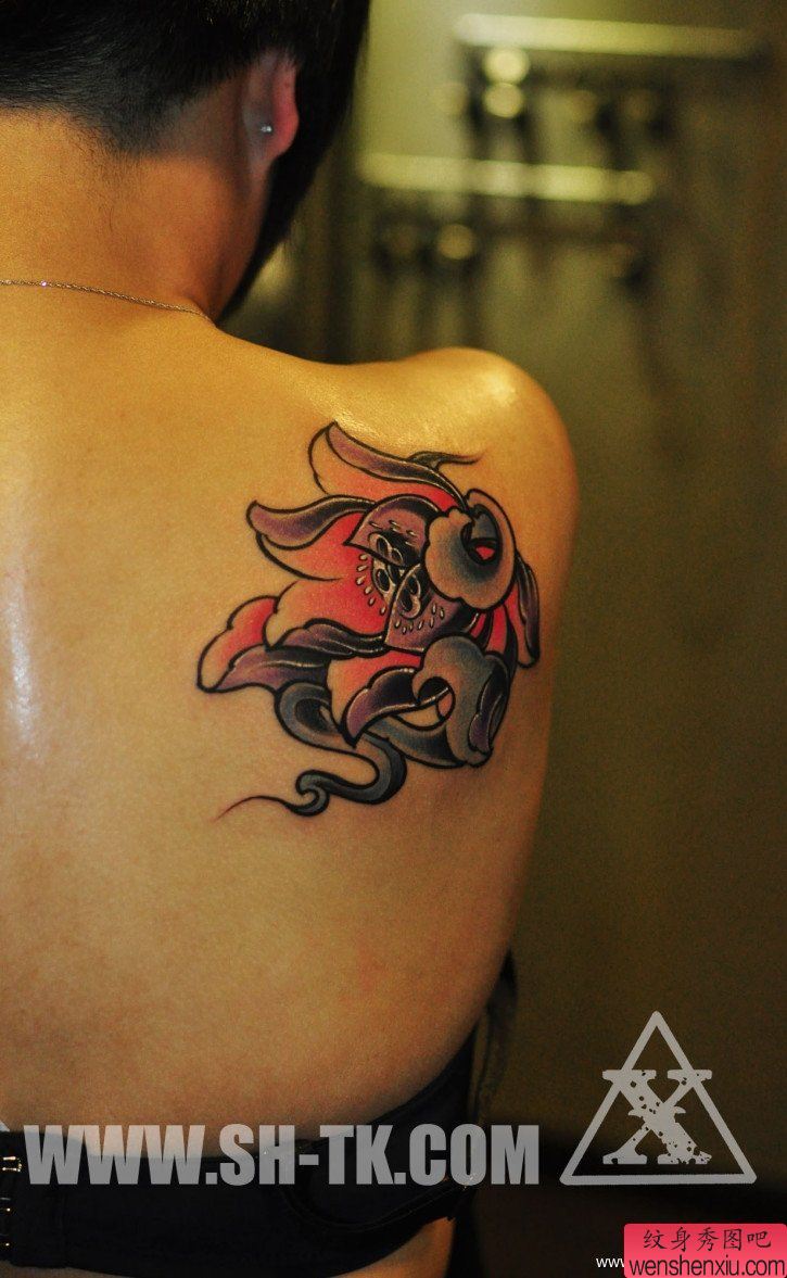 男性背部个性莲花纹身图案