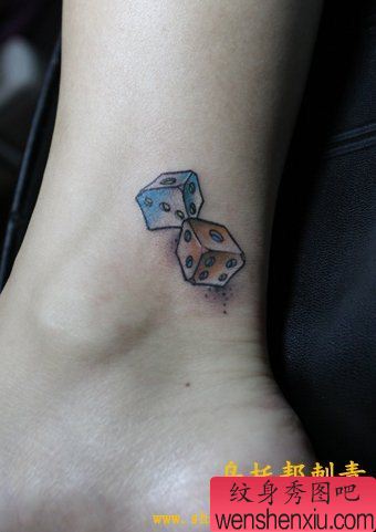 女人脚部个性可爱骰子纹身图案