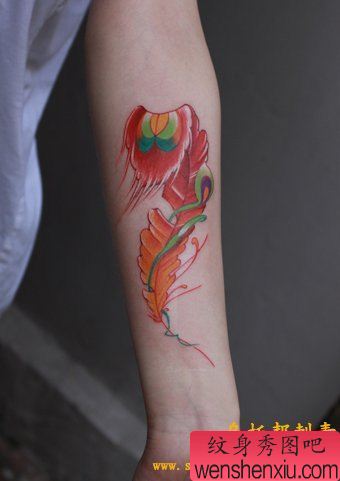 手部红色羽毛纹身图案