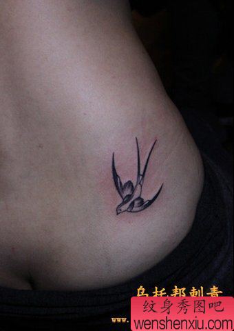 腰部可爱的小燕子纹身图案