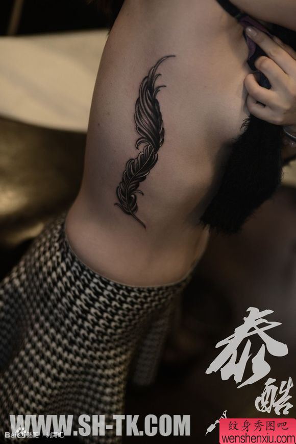 女人腰部性感羽毛纹身图案