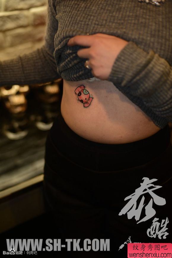 女人腹部卡通糖果纹身图案