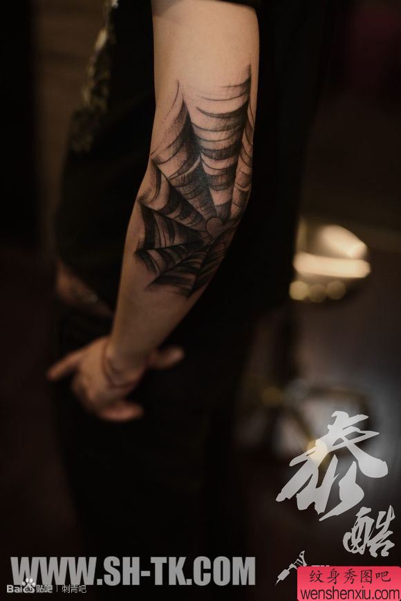 手部个性蜘蛛网纹身图案
