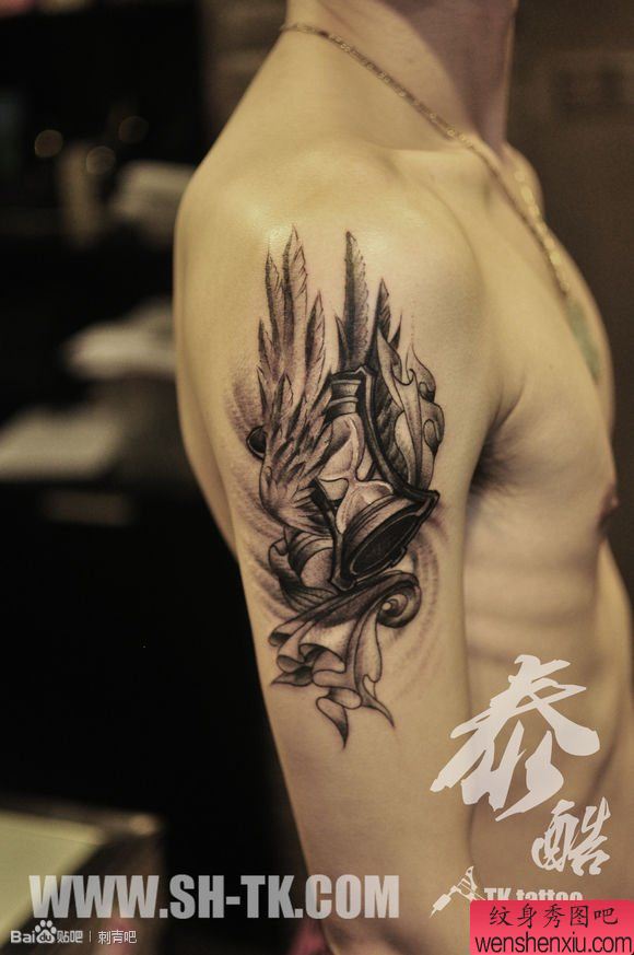 胳膊鬼灯翅膀纹身图案