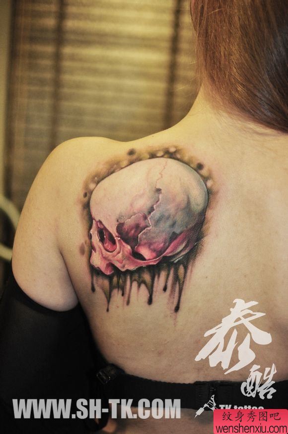 女人肩部粉红色骷髅头纹身图案