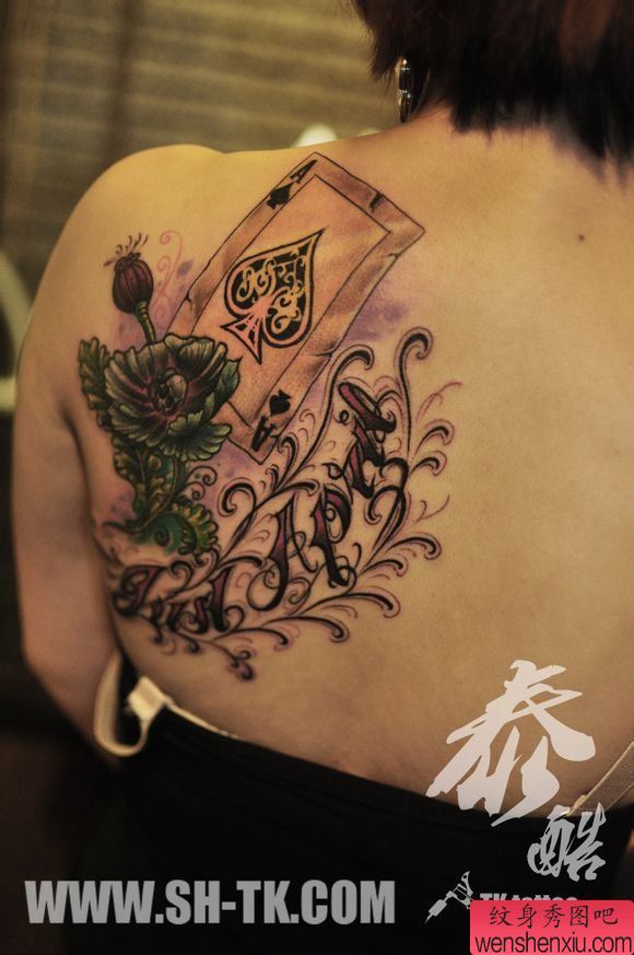 女人背部扑克牌红桃A花腾纹身图案