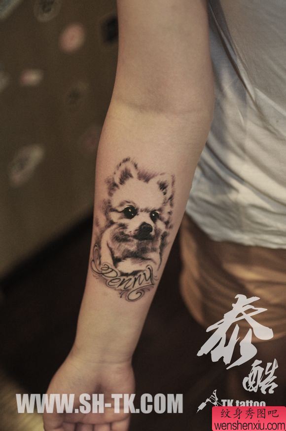 手部可爱宠物狗英文字母纹身图案