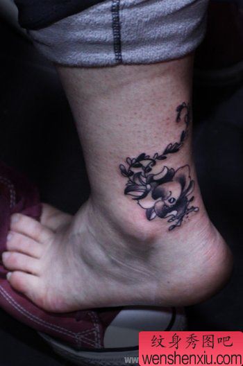 女人脚部个性花腾纹身图案