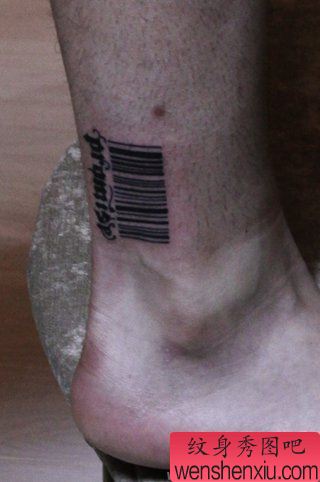 男性脚部条形码纹身图案