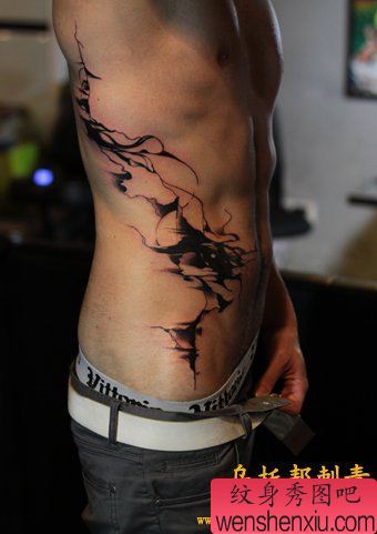 男性腰部个性抽象纹身图案