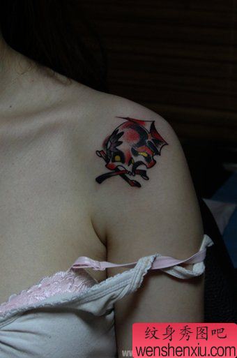 女人胳膊个性骷髅头纹身图案