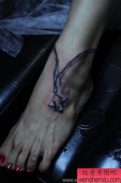 女人脚部一幅个性脚链子纹身图案
