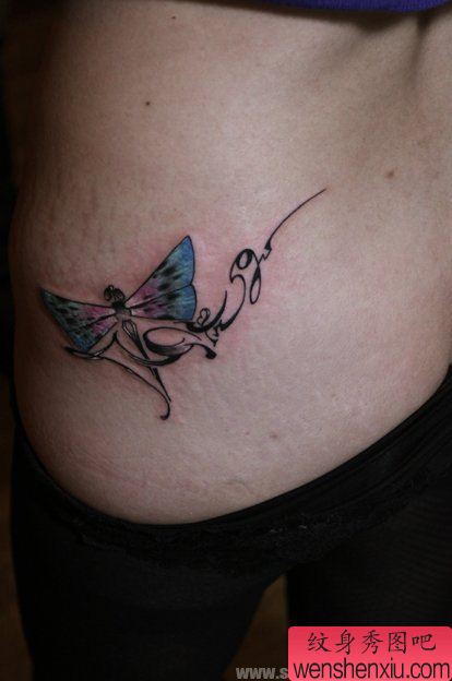 女人腰部蝴蝶英文字母纹身图案