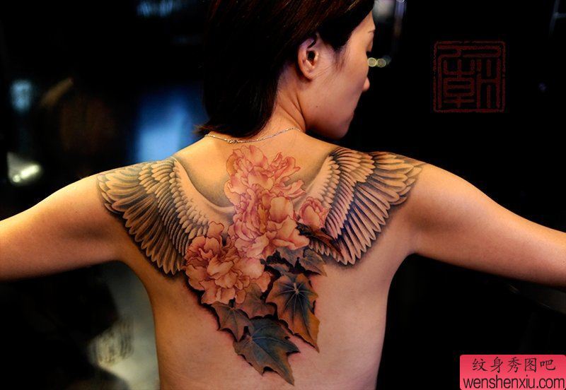 背部一幅翅膀花叶子纹身图案