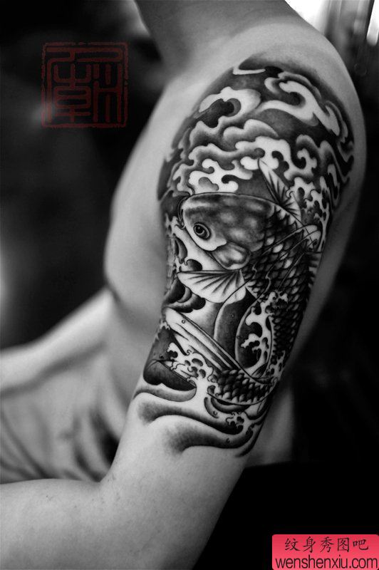 胳膊鲤鱼浪花纹身图案