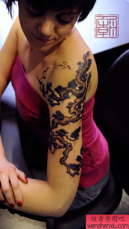 女人胳膊好看的松树纹身图案