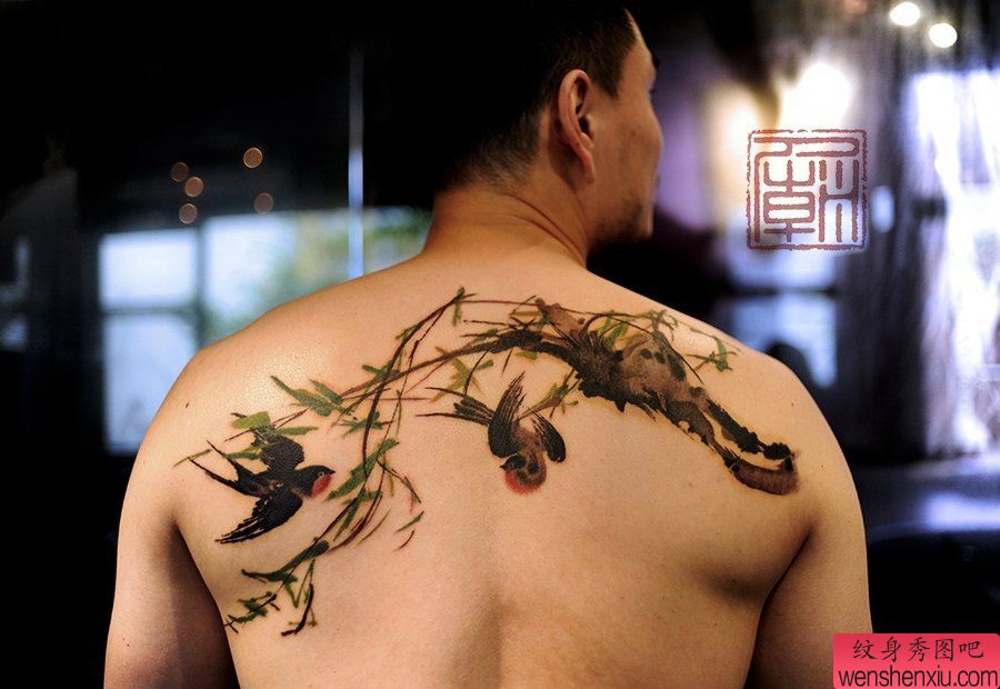 背部一幅春柳双燕纹身图案